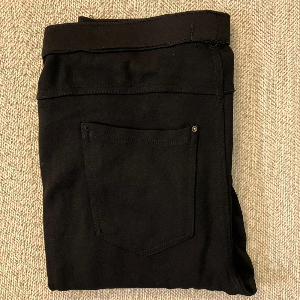Women’s/Juniors size medium black leggings with functional back pockets